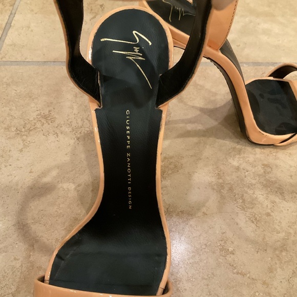 GIUSEPPE ZANOTTI PATENT LEATHER CAGE BACK SANDALS SIZE 38.5 - Picture 7 of 8